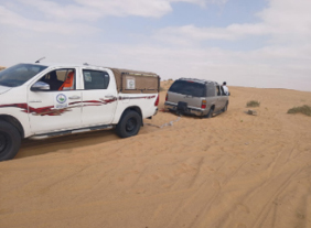 سحب مركبة عالقة بالرمل